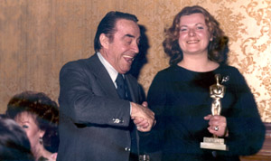  L'artista premiata dall'attore Carlo Dapporto.